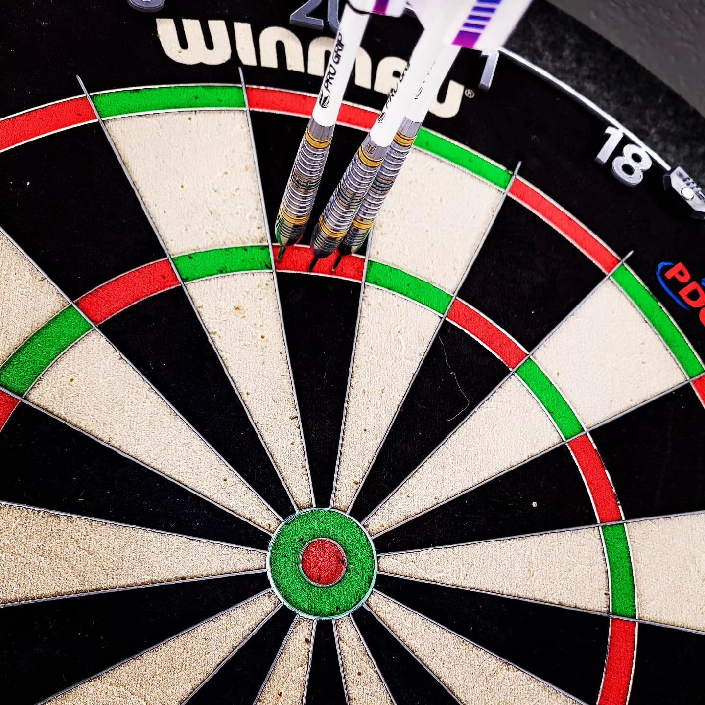 Die erste 180 seit meinem Neuanfang mit Dart. Das Training zahlt sich langsam aus 🤌🏼

#dartshopper #dart #oderdarts #180 #Triple #pdcdarts #20 #dartboard #winmau #blade6