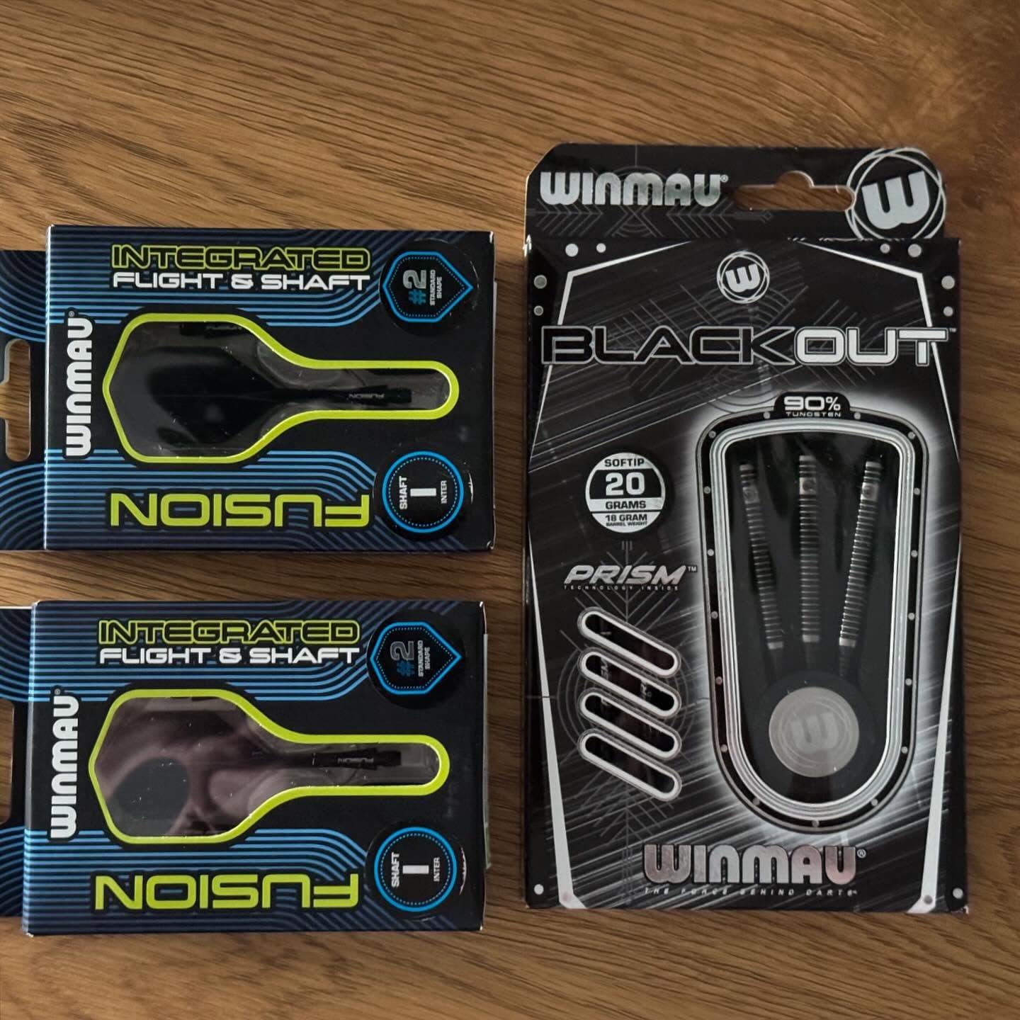 Dartsmail! Meine neuen WINMAU BLACKOUT 90% SOFTDARTS sind eingetroffen zusammen mit den WINMAU FUSION NO2 - DART FLIGHTS lösen nun mit ihren 90% erst vor kurzem gekauften Brass Darts ab 😱🙈. Aber ich dachte mir, wenn man anfängt dann richtig :) dartshopper #dartshopper #darts🎯 #darts #dartsofinstagram #dart